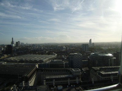 Waterloo geltokia lehenengo planoan eta London atzean
