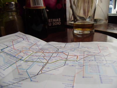 Atsedena hartzeko ordua, garagardo bat eta metroaren mapari begirada