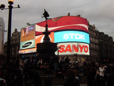 Picadilly Circus, atzean TDKren iragarkia duela