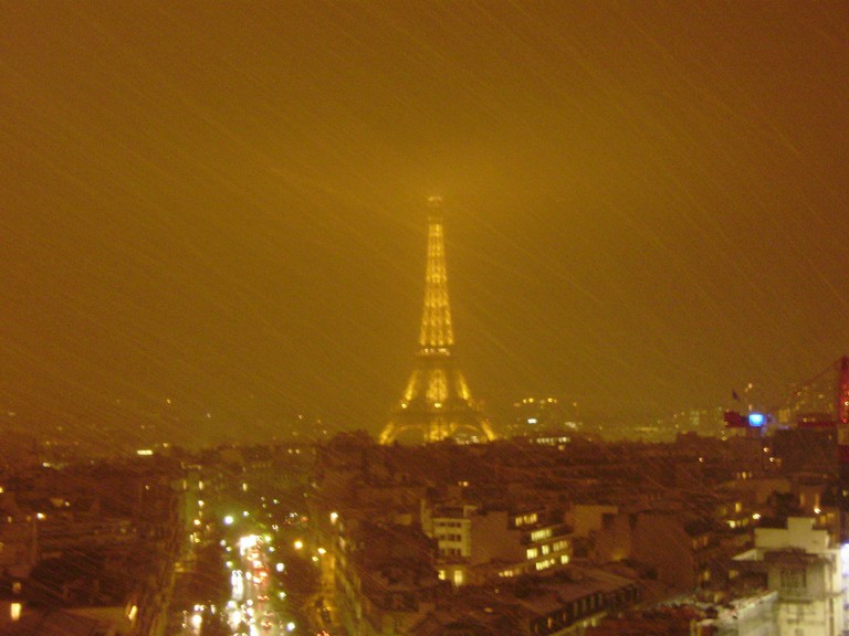 Tour Eiffel elurraren atzean Arc du Triumphtik