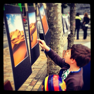 Argazkilaritza Maiatzean. Estudioa kalean.