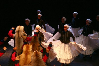 Axeri-boda dantza ikuskizuna Coliseoan