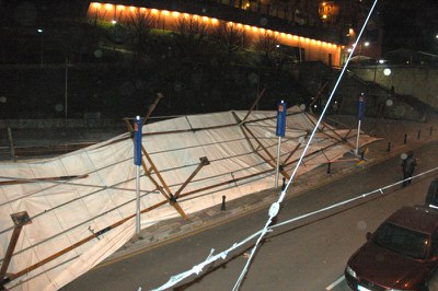 Txantxazelaixan jarritako karpa hankaz gora bota du haizeak