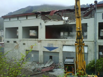 Lambretta eraikina botatzen hasi dira