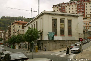 Merkatu plazia botatzen hasi dira