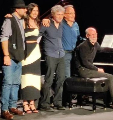  Abestiak gogoan bai,  baina publikorik ez