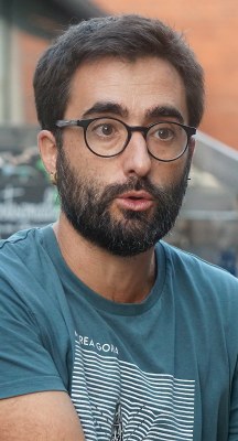 “Gure seme-alabek guk baino aukera gutxiago izango dute euskaraz hitz egiteko”