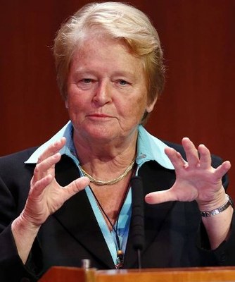 Hurrengo belaunaldien premiak arriskuan ipiniko ez dituzten erabakiak hartu beharra