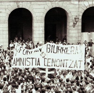 Foruen bihurrera, amnistia eta euskararen ofizialtasuna