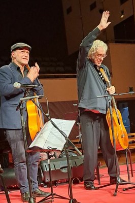 Olerki-kantari bi, Gasteizko maiatzean