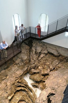  Uharteko eta giltzapeko sehaskan jaioa