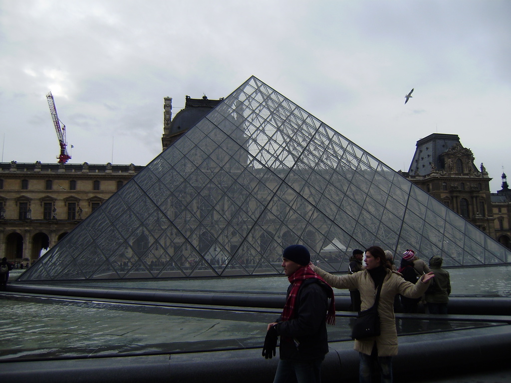Louvreko piramidea