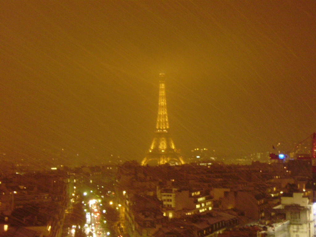 Tour Eiffel elurraren atzean Arc du Triumphtik