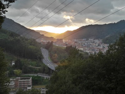 Eibar Gisastu baserriaren gainetik ikusita Eibar Gisastu baserriaren gainetik ikusita