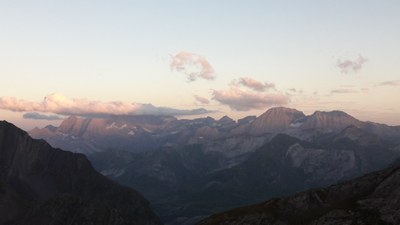 Monte Perdido lainopean Baysselanceko aterpetxetik Monte Perdido lainopean Baysselanceko aterpetxetik