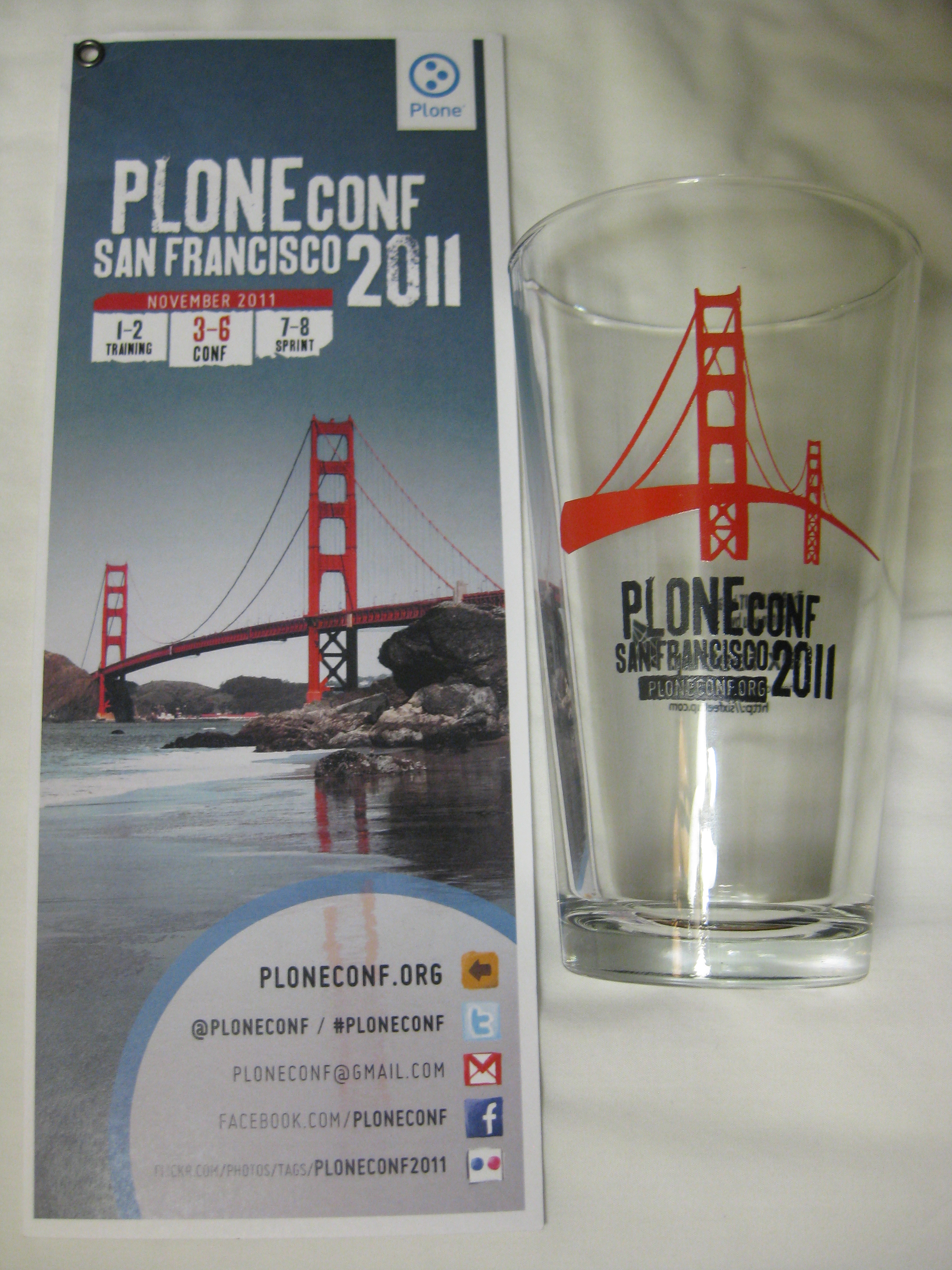 PloneConf 2011: panfletoa eta garagardo-edalontzia