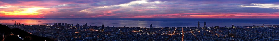 Barcelonako skylinea egunsentian