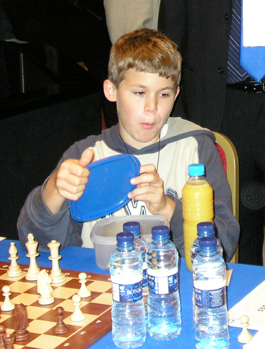 Magnus Carlsen zerbait jaten Calviàko Olinpiadan