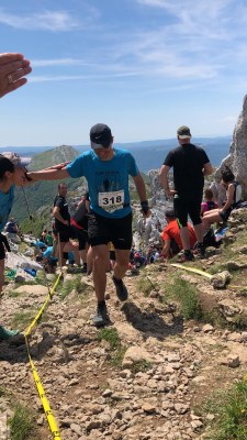 Aizkorri puntan agurtzen Aizkorri puntan agurtzen