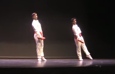 Aurreskua Cadiz-en: horrela ikusten dituzte gure dantzak kanpoan?