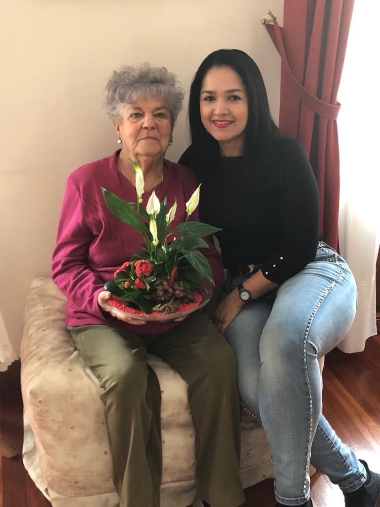 Adela Larrañaga argentinarra, eta Silvia Marulanda kolonbiarra. Lehelenguan 90. urtebetetze egunian, bigarrenak egindako erregalua eskutan.