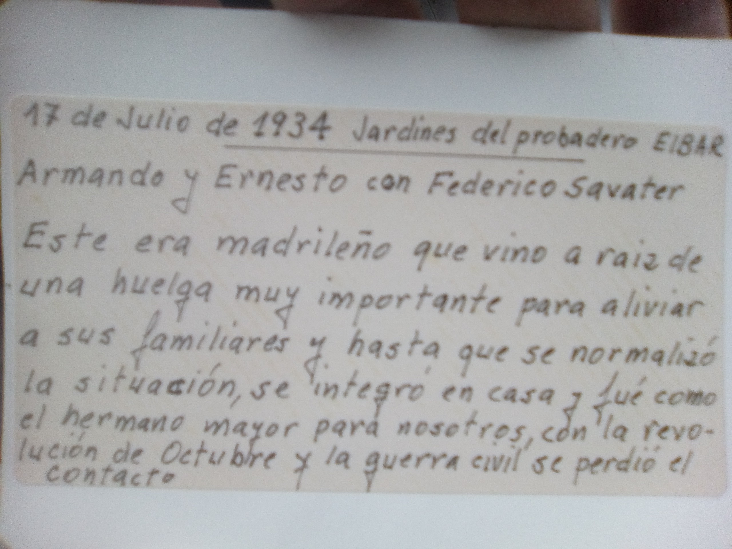 1936ko udan, Madrilgo huelgen harira aittitta-amamak hartutako Federico Savater umian argazkixa.