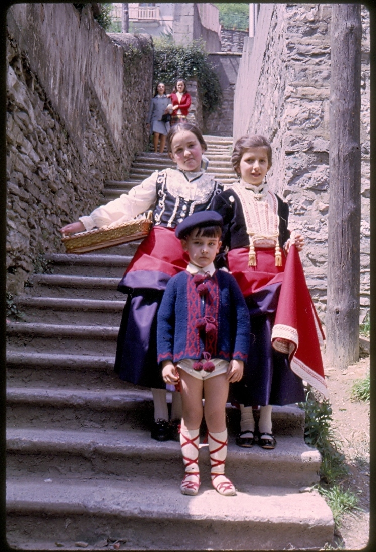 1967ko argazki honetan, Emma eta Oswaldo Gorosabel agertzen dira, Eibarren 1967xan ospatutako Euskal Jairako jantzitta, lagun batekin.