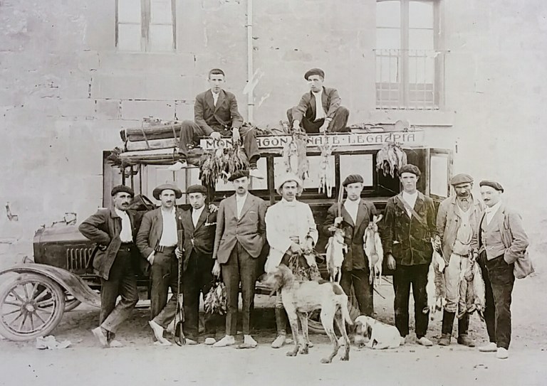 Eibarko ehiztari eta armagin talde bat, 1920 (Castrillo Ortuoste) Eibarko ehiztari eta armagin talde bat, 1920 (Castrillo Ortuoste)