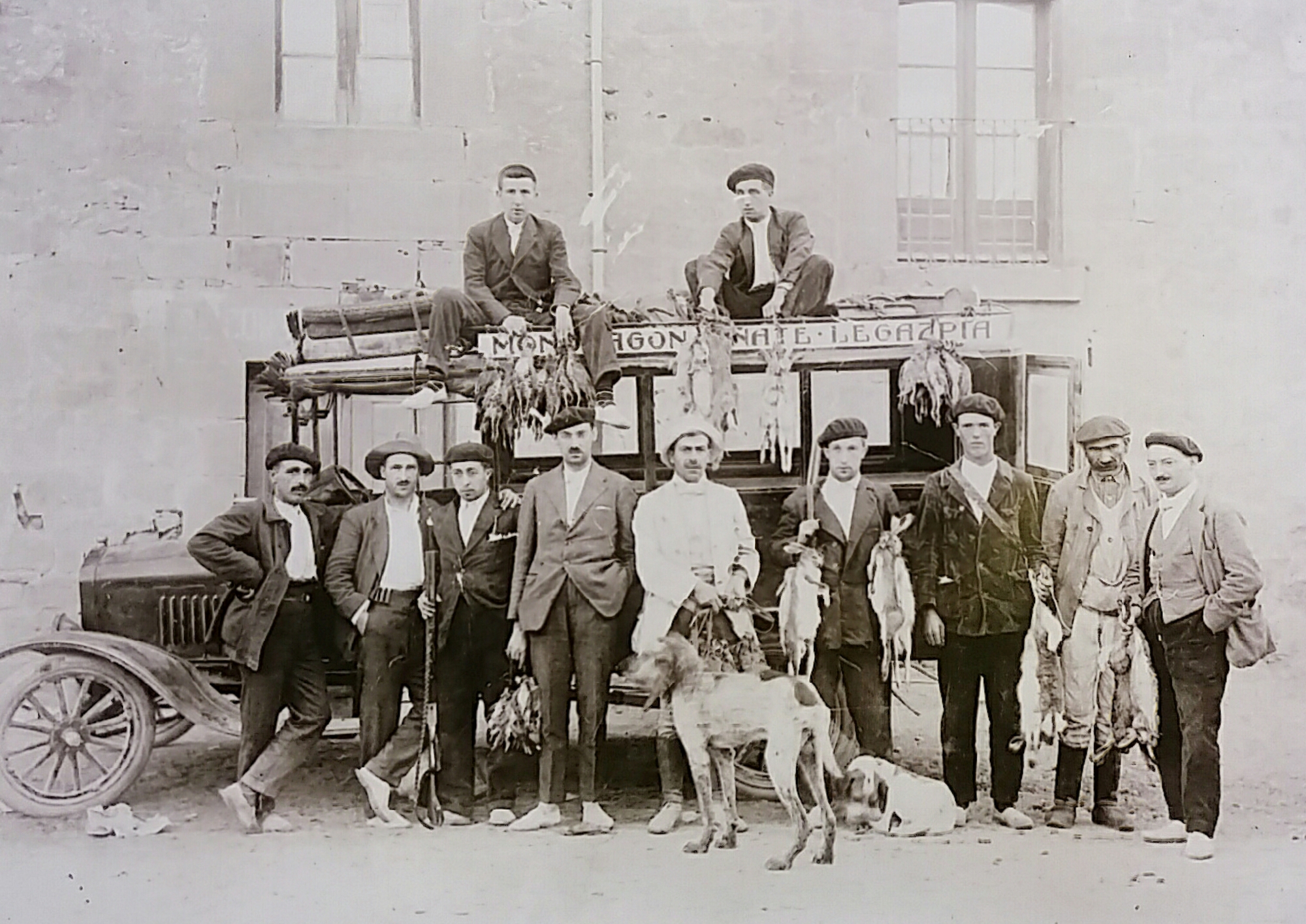 Eibarko ehiztari eta armagin talde bat, 1920 (Castrillo Ortuoste)
