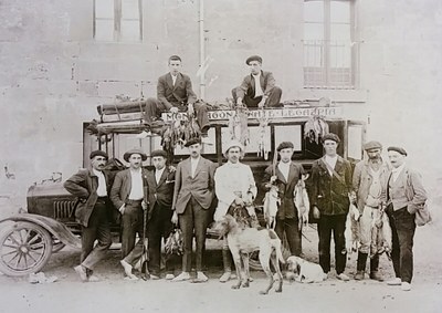 Eibarko ehiztari eta armagin talde bat, 1920 (Castrillo Ortuoste) Eibarko ehiztari eta armagin talde bat, 1920 (Castrillo Ortuoste)
