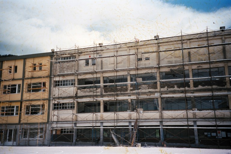 La Salleko lanak, 1996. Delichon urbicum habiak deseginda. La Salleko lanak, 1996. Delichon urbicum habiak deseginda.