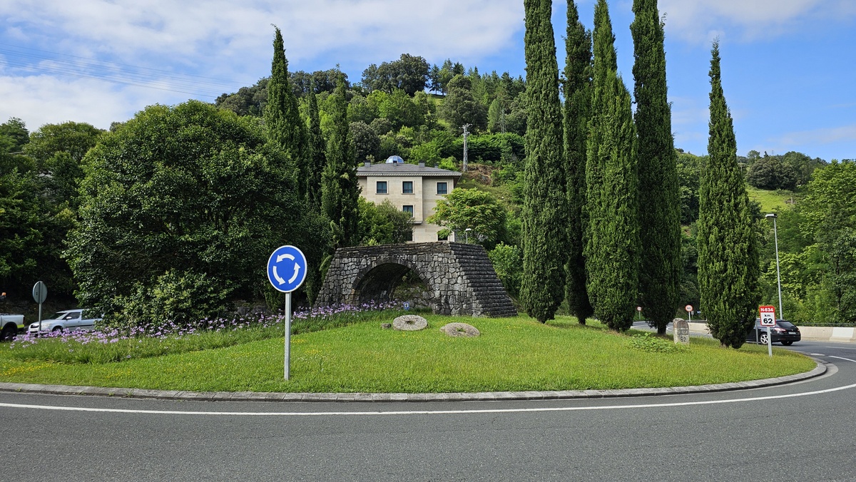 Eltzartzagako garai bateko zubiaren aztarnak eta Apalategiko errotako errotarriak. Gaur egun Eibarko Azitaingo irteerako biribilgunean.