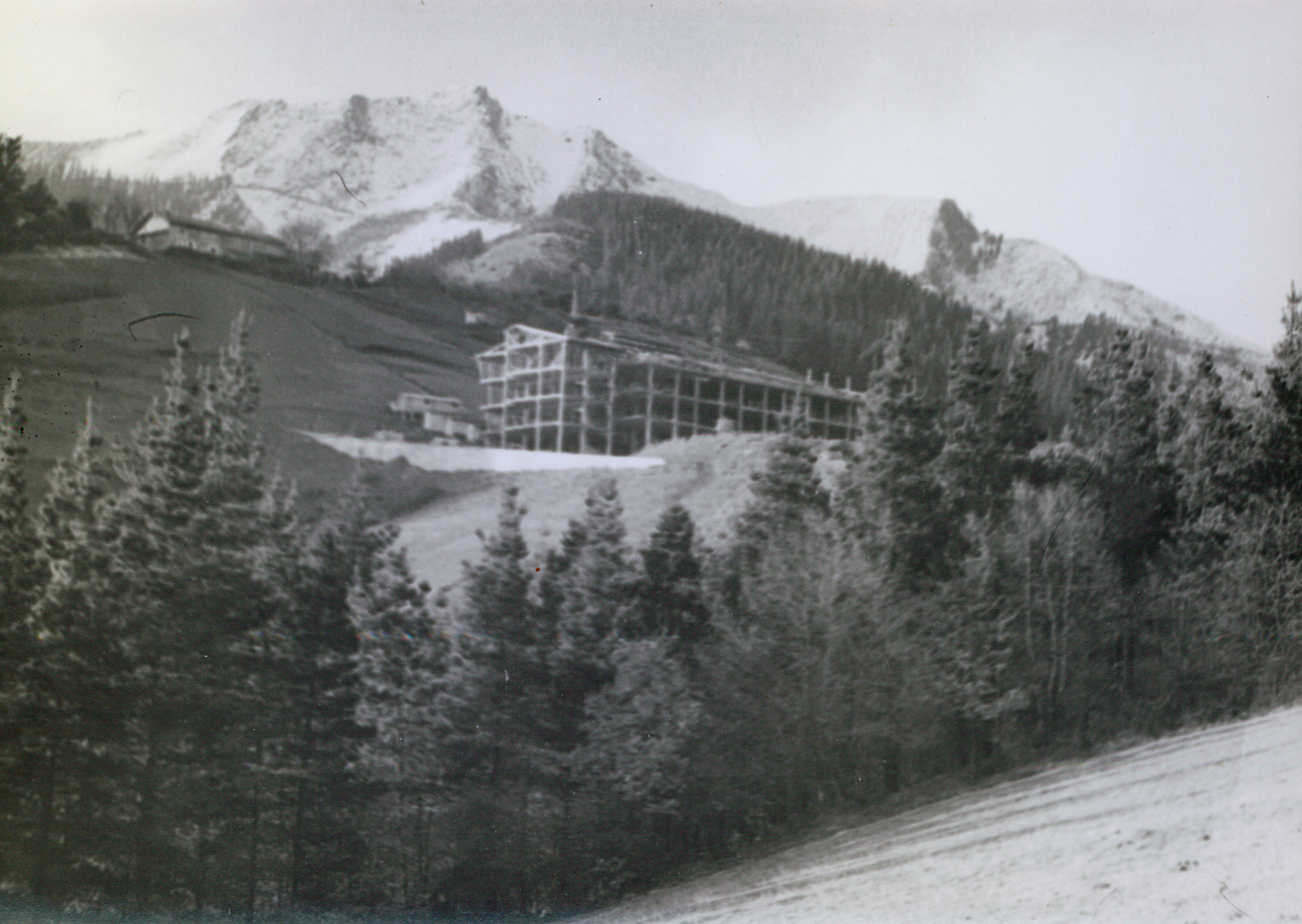 Iturburu eraikitzen, 1977