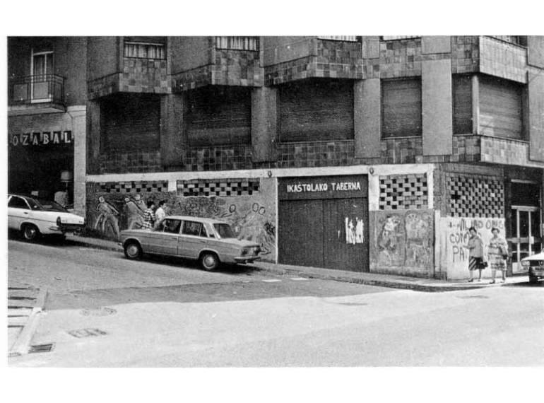 Ikastolaren taberna, Ifarkalean, 1977 inguruan.