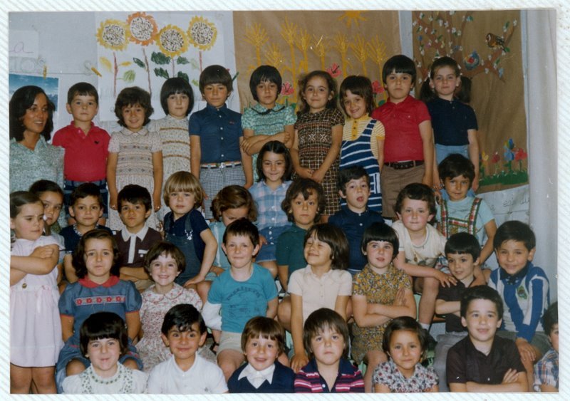 Ikastolako umeak 1974 inguruan V-ko etxean, Bidebarrietan. 