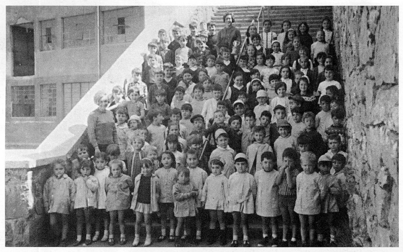 Ikastolako haurrak andereñorekin Zezenbide kanpoan. 1960ko hamarkadan.