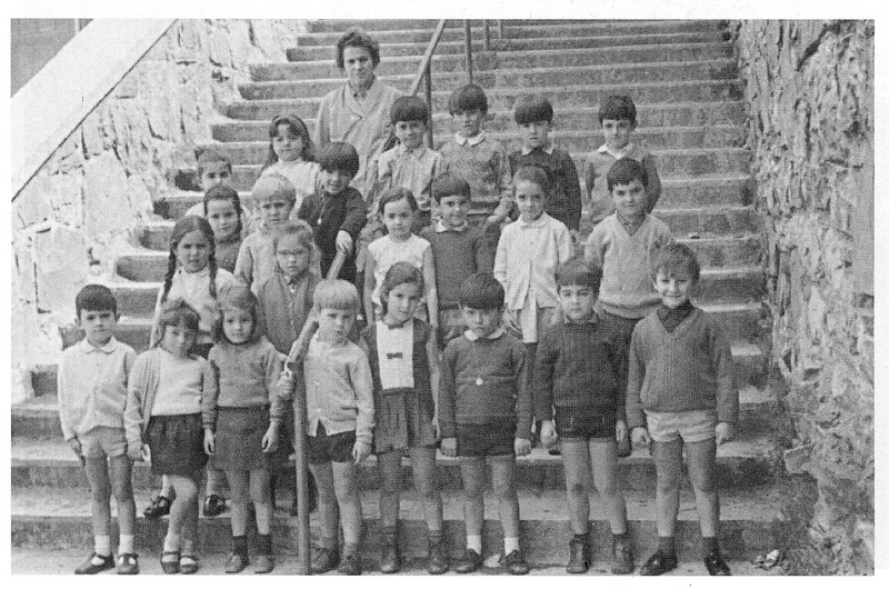 Ikastolako haurrak andereñorekin Zezenbide kanpoan. 1960ko hamarkadan.