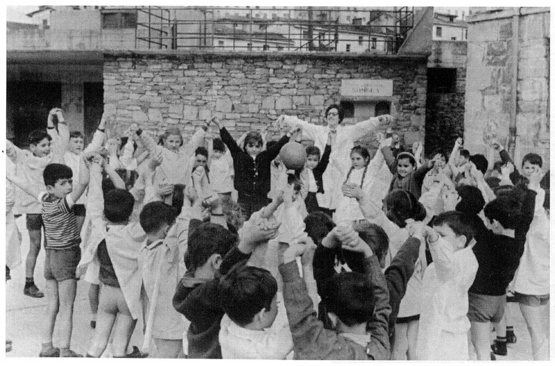Ikastolako haurrak andereñorekin Zezenbide kanpoan. 1960ko hamarkadan.
