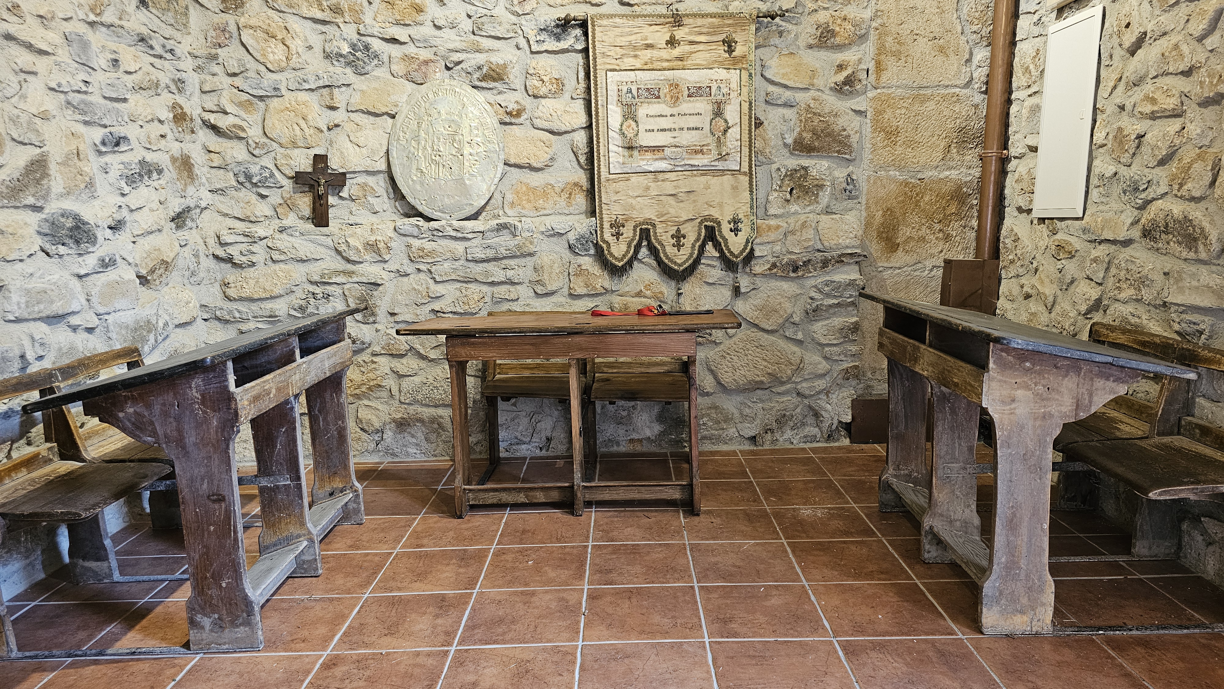 San Andres parrokia, Ibañezko museoa - Herriko eskola zaharreko materiala