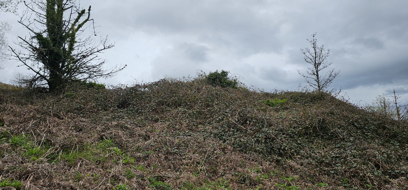 Eibarko sozialistek 1934an jasotako Tomas Meabe aterpetxearen hondarrak Kalamuan (Eibar, Elgoibar eta Markina Xemein artean). 