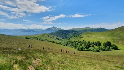 Iratiko oihanean, Harsüdürra mendilerroan barrena: Harsüdürra (*Eskaleramendi), Arthanolatze, Xardeka, Ataramatze eta Mendibeltz