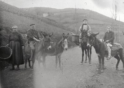 Pitxargain baserriko familia Legarren (Eibar), Indalecio Ojangurenen argazkietan