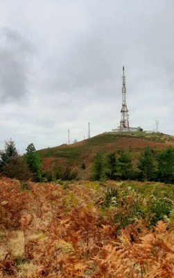 Sollube (684 m), Bizkaiko mendi historikoetako bat, egun gizakiak zikindua