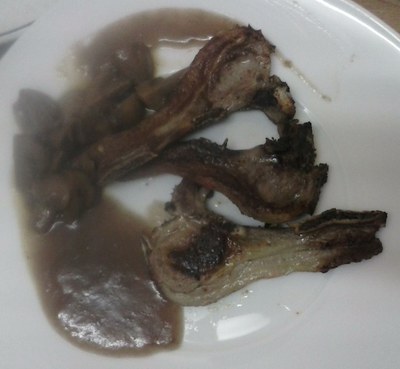 Bildots-txuletak ardo (beltz) saltsarekin eta txanpiñoiekin