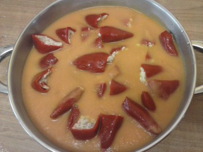 Haragiz betetako piper gorriak