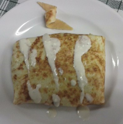 Oilaskoz eta hirugiharrez betetako Krep gaziak, gazta saltsarekin