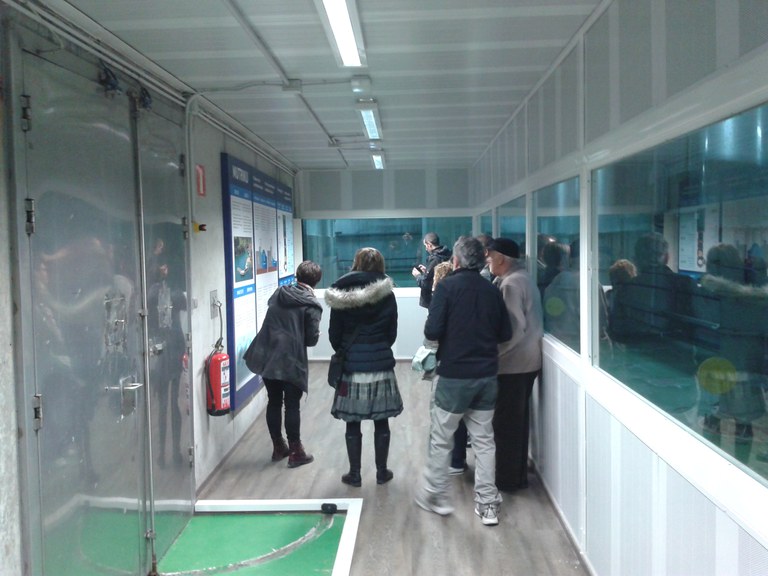 Mutriku olatu zentrala Hainbat turista Noemiren azalpenak entzuten