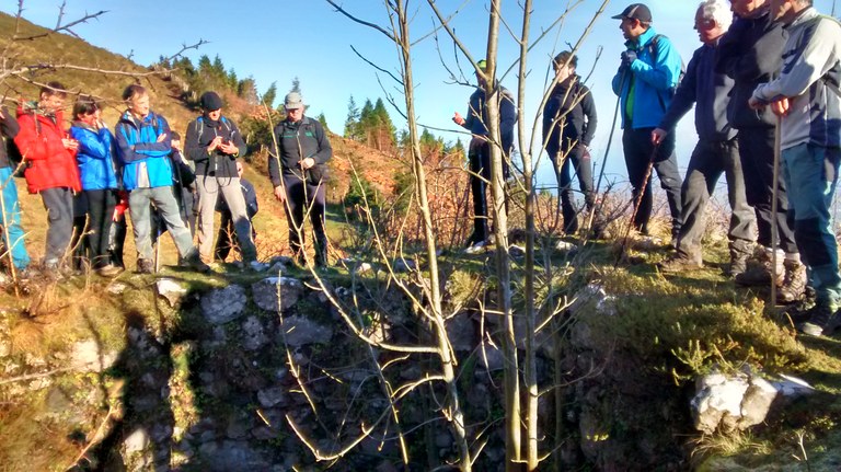 Elurzulo borobilaren aurrean azalpenak entzuten