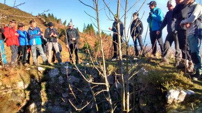 Elurzulo borobilaren aurrean azalpenak entzuten Elurzulo borobilaren aurrean azalpenak entzuten