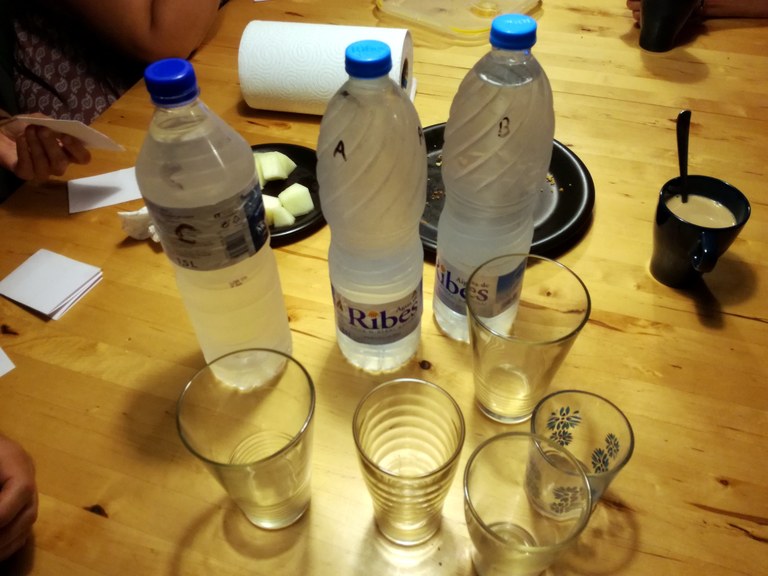 Uraren esperimentua - botilak